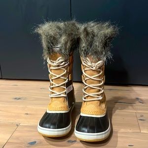 Sorel women’s Joan of Arctic Faux Fur Waterproof Snow Boot Size 6